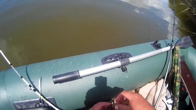 Ловля карася на фидер с лодки смотреть онлайн