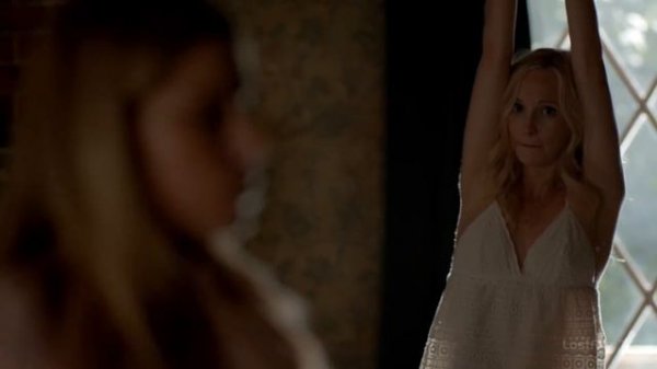 Дневники вампира 7х2 Мэри пытает Кэролайн