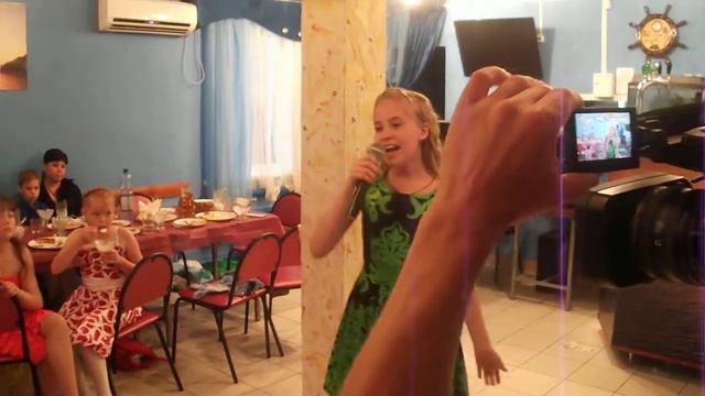 Доченька исполняет песню на выпускном! смотреть онлайн