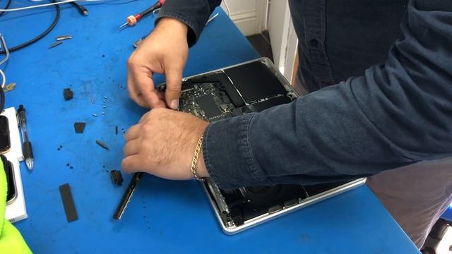 MacBook Pro 13  A2338 Screen Replacement