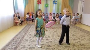 Детский танец . "А ты меня любишь?" ага.