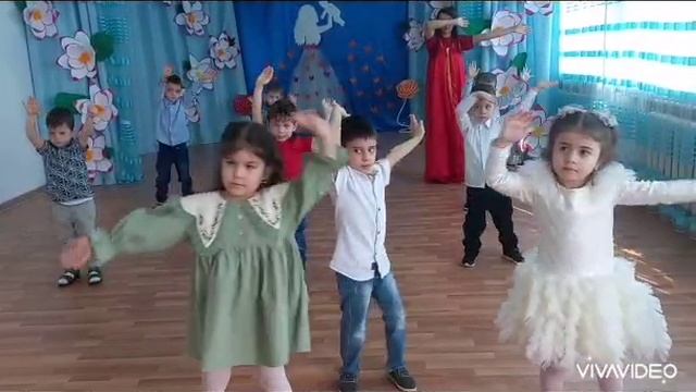 В детском саду прошёл утренник. смотреть онлайн