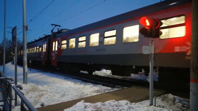 Электропоезд ЭП3Д-0027 с сообщением "Н.Новгород-Правдинск" проезжает через Ж/Д переход. смотреть онлайн