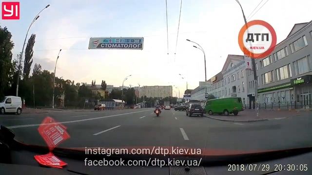 Конфликтная ситуация произошла у метро васильковская в голосеевском районе Киева: за неосторожный м смотреть онлайн