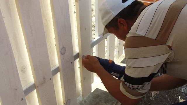 Забор из доски с кирпичными столбами на ленточном фундаменте смотреть онлайн