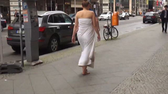 Берлинские модники - девушка в простыне в центре Берлина идет босиком.) смотреть онлайн