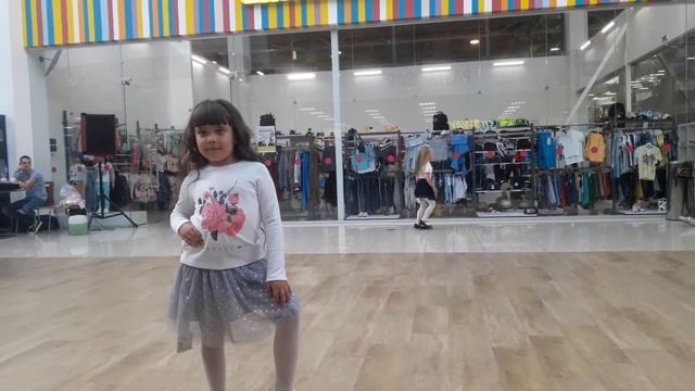 Катя и Настя Выступление в ТРК "Семейный Парк" показ коллекций одежды??? Дочки-Сыночки смотреть онлайн