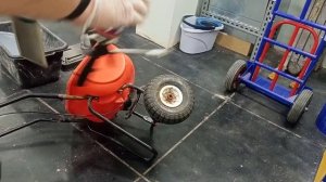 Строительная пена при ремонте колёс садовой тележки.