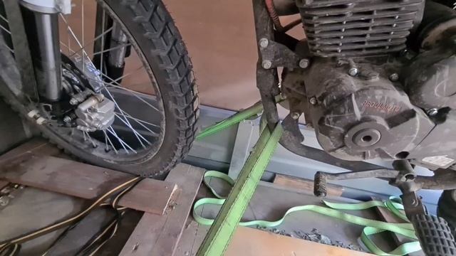 Перевозка эндуро мотоциклов в прицепе,без сверления пола. Крепление эндуро мотоцикла в прицепе.