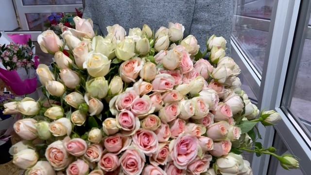 35 кустовых роз "Дансинг Квин" смотреть онлайн