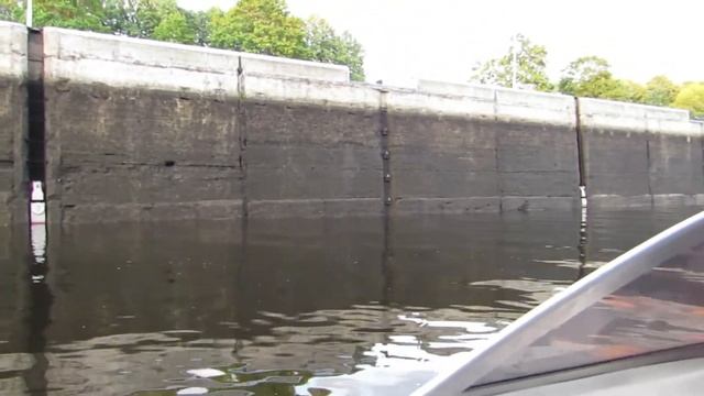 Шлюзование в шлюзе №3. Спасаем голубя. Путь обратно в Ореховую бухту #арендаяхты смотреть онлайн