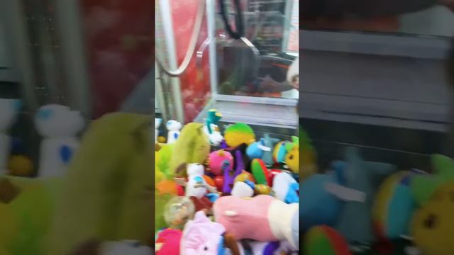 Есть 5 попыток,вытащим игрушку или нет?Лейла и Таня вытаскивают игрушку muminovy_life смотреть онлайн