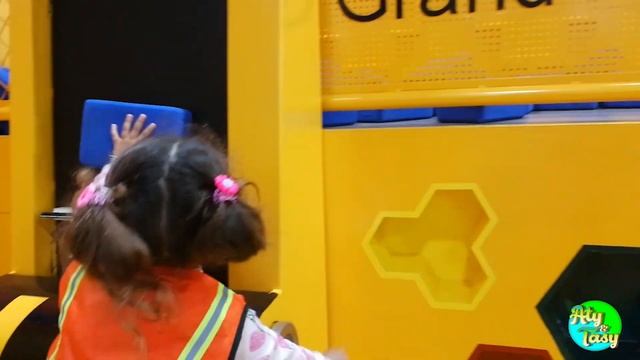 Pretend play! Kids fire advanture!Атя и Тася играют в профессии для мальчиков! смотреть онлайн