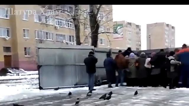 Россияне стоят в очереди за едой возле мусорных баков.
