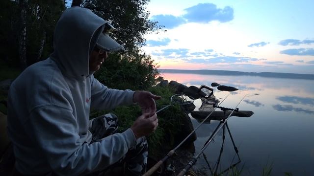 Ловля Карпа и Карася на фидер! Лучшая фидерная рыбалка с ночёвкой смотреть онлайн