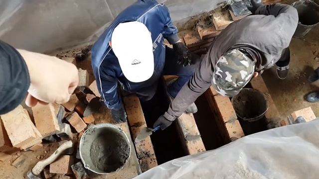 Начали выкладывать кирпичь в погребе