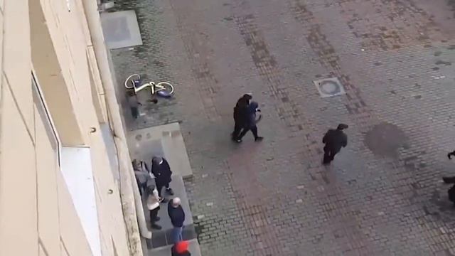 Унизила за 10 секунд отряд ОМОНа смотреть онлайн