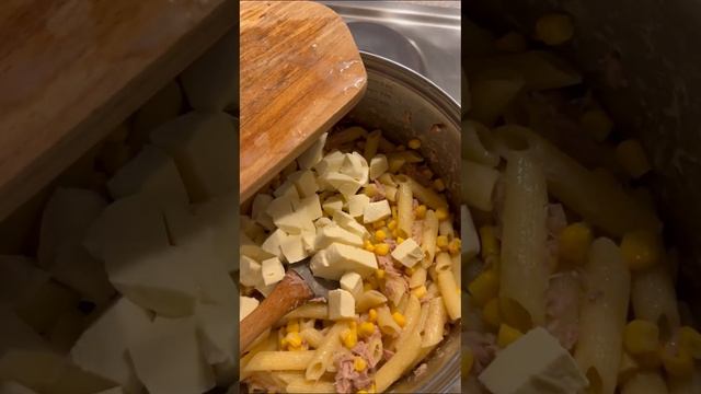 Быстрое и вкусное блюдо макароны с сыром, тунцом и кукурузой