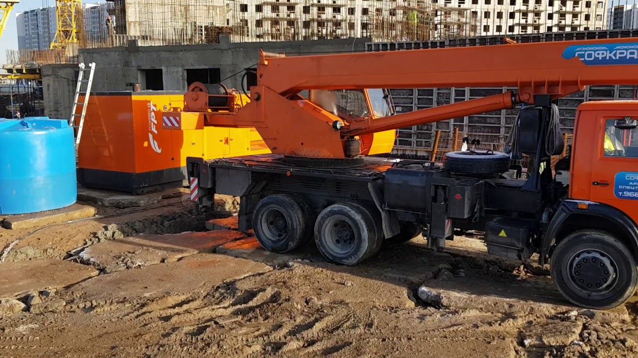 Битва кранов.АвтоКран МАЗ не поднял груз,вызвали КАМАЗ...стройка,гряземес смотреть онлайн