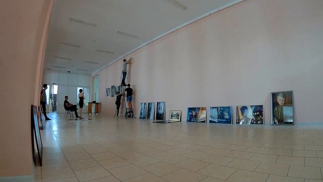 Как вешаются картины на выставку(Библиотека им. Горького) смотреть онлайн