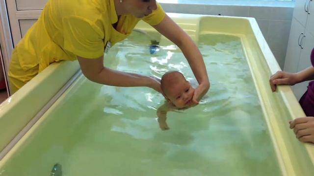 ВОДНЫЕ ПРОЦЕДУРЫ С ГРУДНИЧКОМ! Грудничок НЫРЯЕТ ПОД ВОДУ! УЧИМСЯ ЗАДЕРЖИВАТЬ ВОЗДУХ!! смотреть онлайн