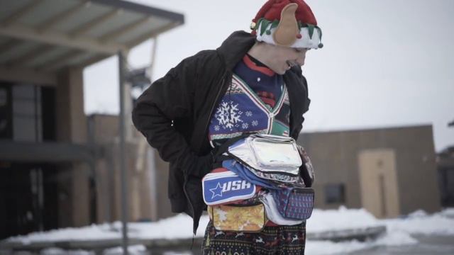 WR Young Life's 2018 Mr. Christmas Tree Intro смотреть онлайн