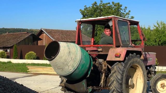 Mixing cement with Tractor Steyr 50-La turnat de betoane cu tractorul Steyr 50 смотреть онлайн