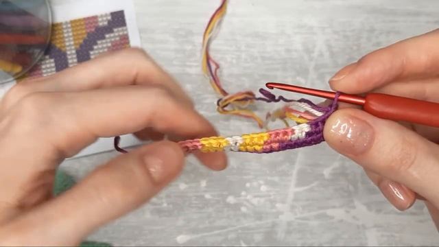 Жаккард крючком столбиками без накида / Flat tapestry crochet (ENG SUB) смотреть онлайн