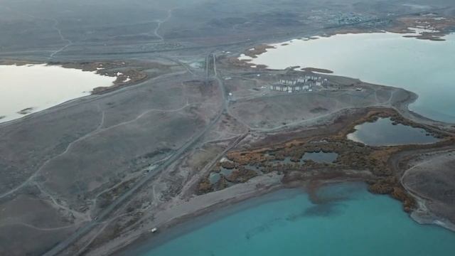 ОЗЕРО БАЛХАШ С ВЫСОТЫ ПТИЧЬЕГО ПОЛЕТА. КАЗАХСТАН смотреть онлайн