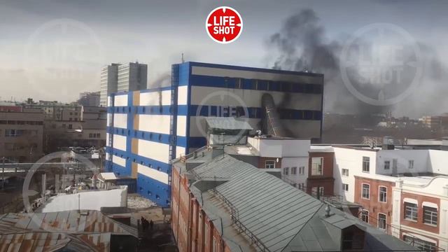 ТЦ «Персей для детей» на видео горит в Москве на верхних этажах смотреть онлайн