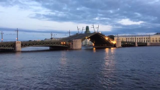 Белые ночи. Сведение мостов через Неву / White nights. The bridges across the Neva river смотреть онлайн