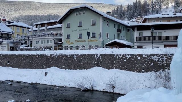 Ortisei in Val Gardena, Alto Adige Italia. Ортизеи в Валь-Гардене , Италия. смотреть онлайн