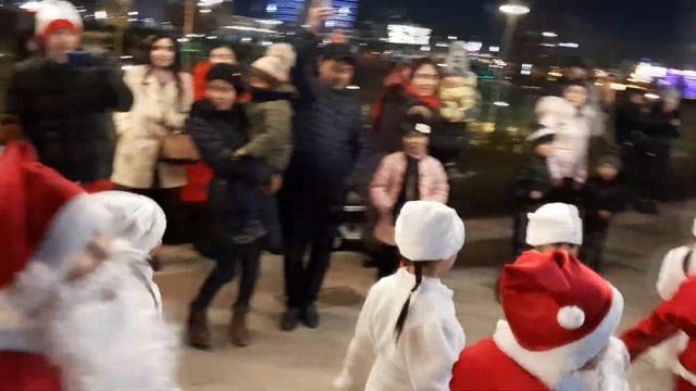 Парад 1000 Дедов морозов в Tashkent City смотреть онлайн