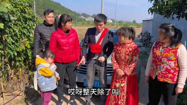 负心汉生而不养，大喜日子被前妻拦下婚车索要抚养费#接亲趣事 смотреть онлайн