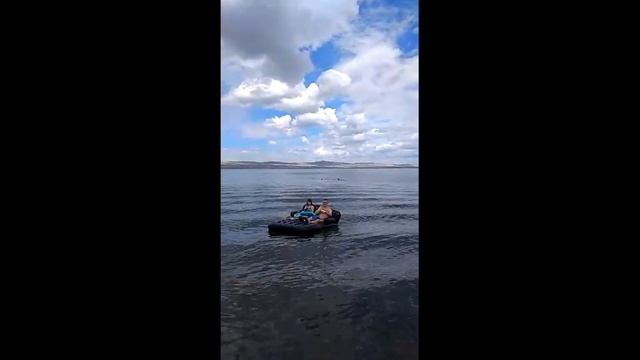 Тест надувного дивана на воде смотреть онлайн