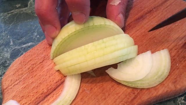 Как ПРОСТО нарезать лук на полукольцами смотреть онлайн
