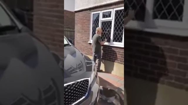 У вас тут что-то вытекло, прикол. смотреть онлайн
