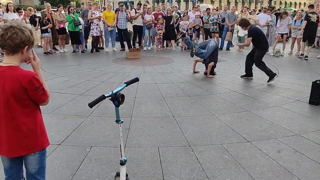 Уличные акробаты на Невском проспекте... смотреть онлайн