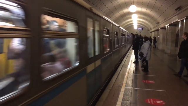 81-740/741.1 Русич На станции Охотный ряд