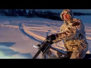 Снегоцикл TRAK X. Охотники первый раз пробуют кататься.