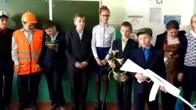 6а класс читает произведение Виталия Тунникова " Профессий много есть на свете" смотреть онлайн