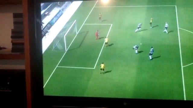 GOL ASSURDO FIFA 14, Bug FIFA 14! Buffon tira un calcio a bon смотреть онлайн