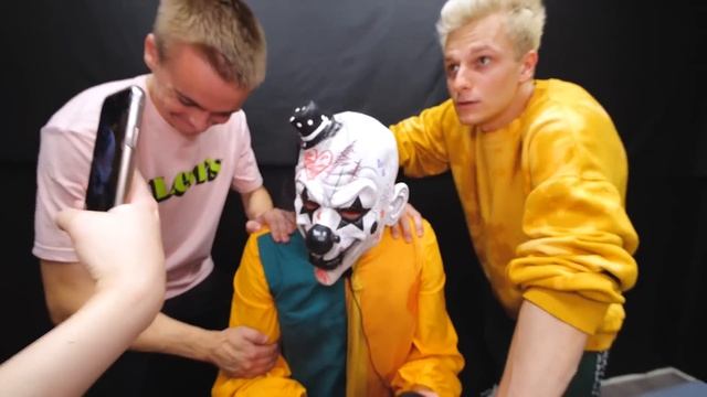 Поймали БАНДУ КЛОУНОВ ! *Стали Полицейскими на 24 Часа* смотреть онлайн