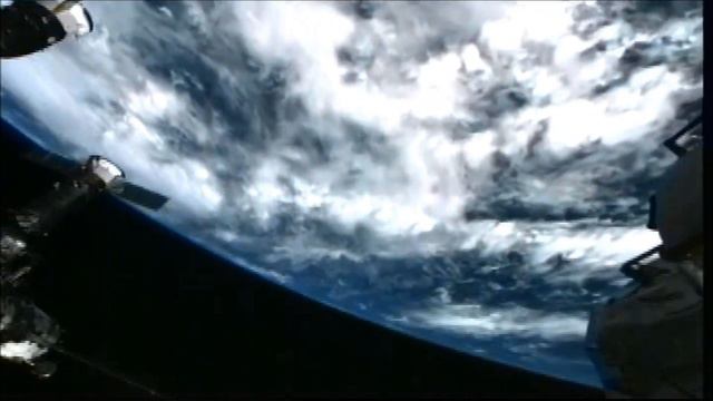 Close-up Of BRIGHT Green UFO! NASA HD! NEW 9-10-2011! MUST SEE! смотреть онлайн