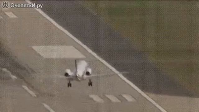Приземление самолёта в сильный ветер смотреть онлайн