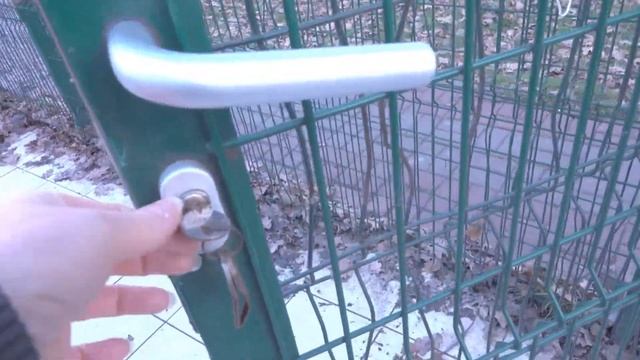 Вольер для крупной собаки . Укрепление вольера для Алабая . Замки и засовы , дополнительная решетка смотреть онлайн