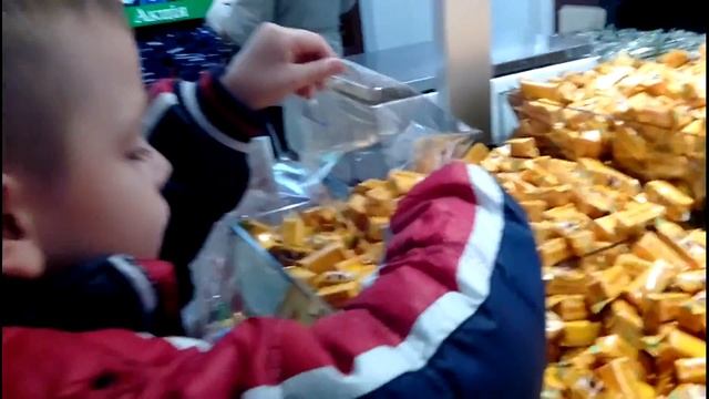 На Минской, выбираю конфеты на Хэллоуин - детский праздник в детском лагере Клуб Успешных Детей смотреть онлайн