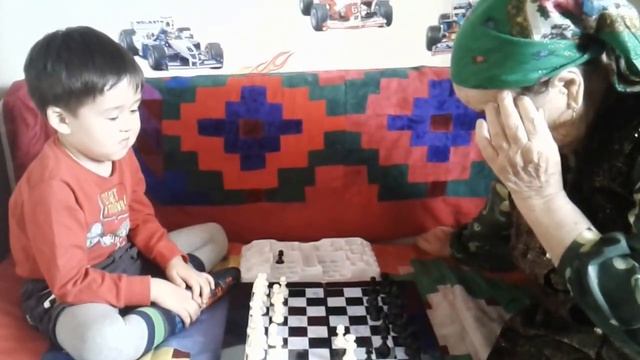 Бабушка с правнуком играют в шахматы смотреть онлайн
