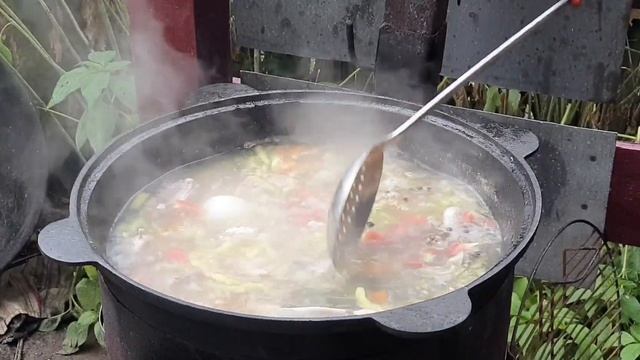 ОСЕТР НА МАНГАЛЕ И В УХЕ#осетринашашлык#ухаизосетра#осетр#мангал#казан# смотреть онлайн