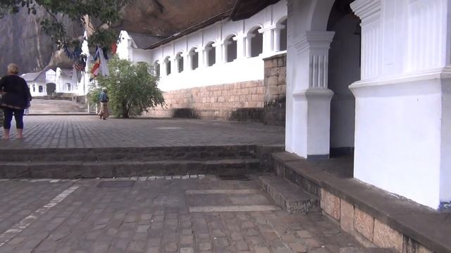 Шри-Ланка, Дамбулла, пещерный храм снаружи смотреть онлайн
